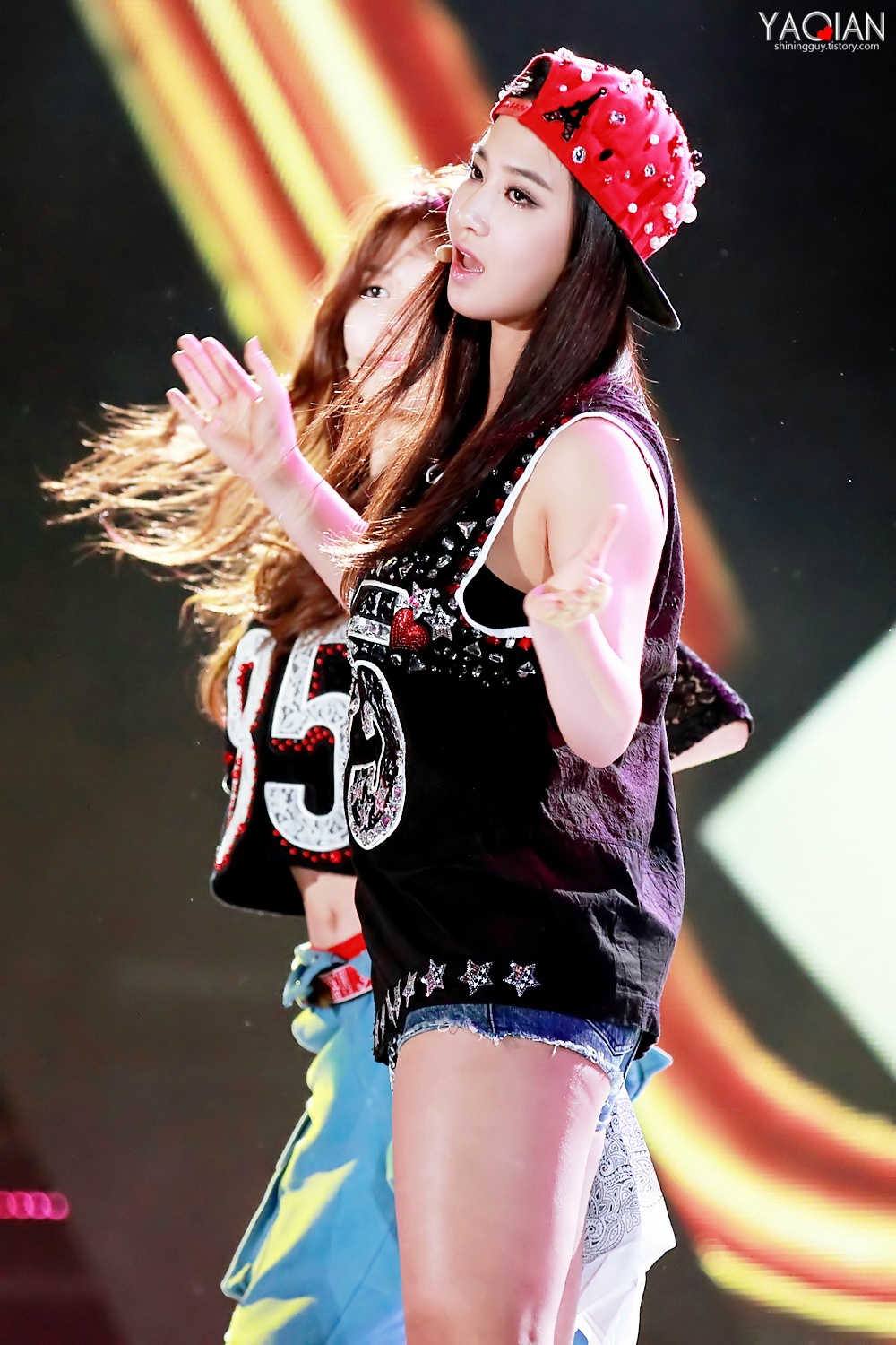 [PIC][01-09-2013]Hình ảnh mới nhất từ "Incheon Korean Music Wave 2013" của SNSD và MC YulTi vào tối nay - Page 8 6867da64gw1eainog4g8fj20rs15o158