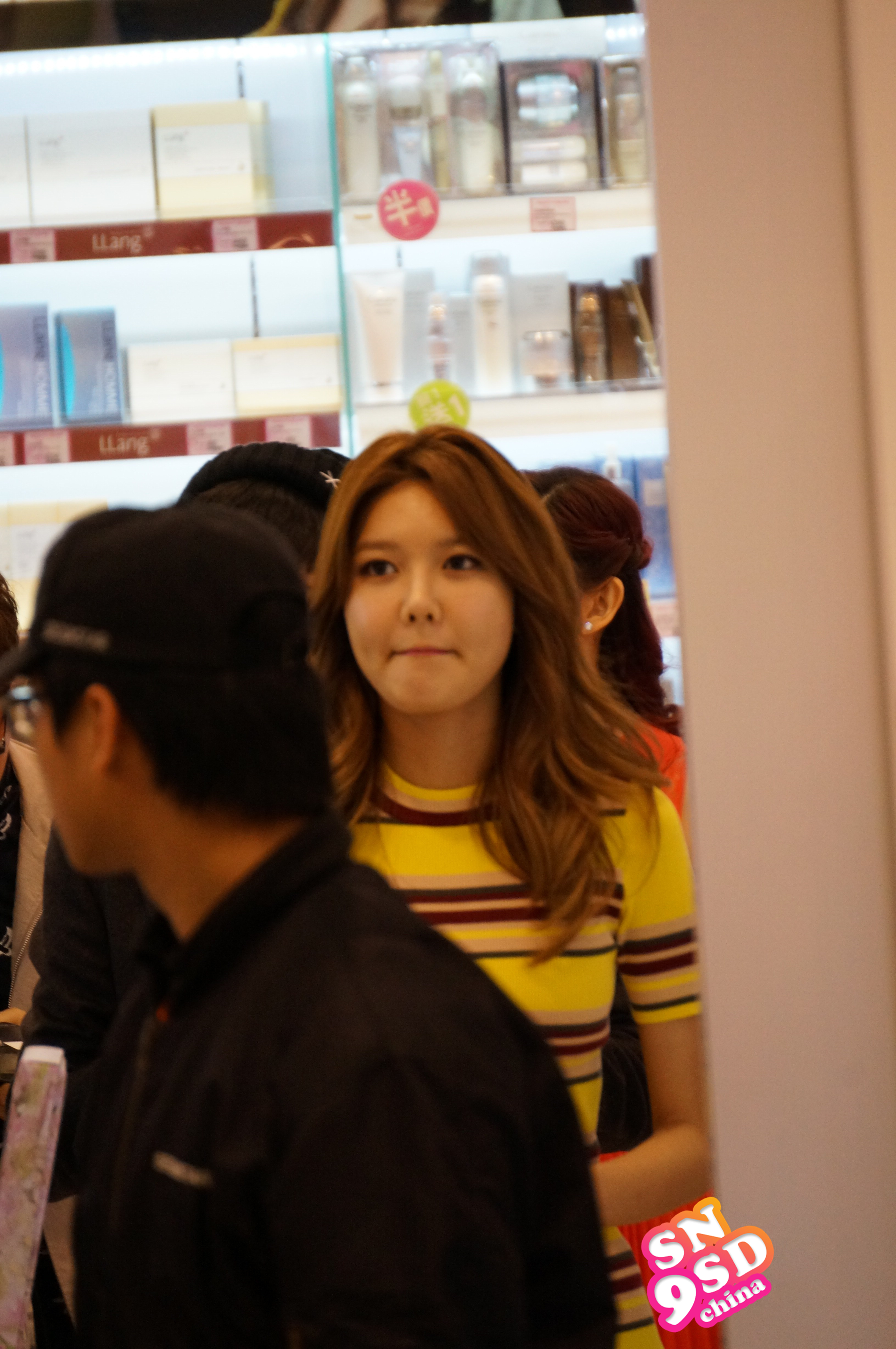 [PIC][04-02-2015]SooYoung xuất phát đi Hồng Kông để tham dự buổi fansign cho thương hiệu mỹ phẩm "LLang" - Page 4 68c95481jw1eoz06u4ebkj22io3sg1l2