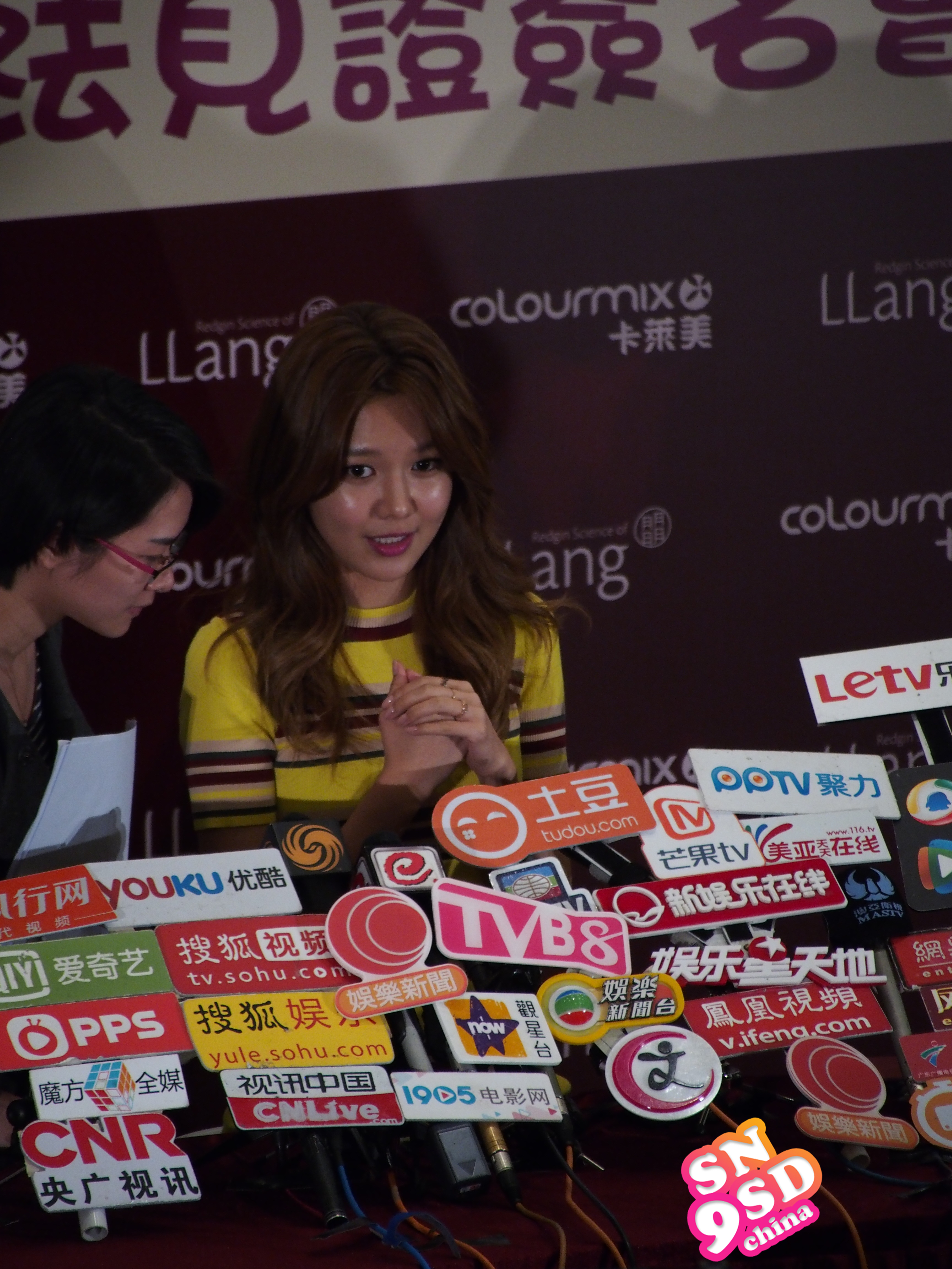 [PIC][04-02-2015]SooYoung xuất phát đi Hồng Kông để tham dự buổi fansign cho thương hiệu mỹ phẩm "LLang" - Page 3 68c95481jw1eoz08nrw8vj22o03k0u13