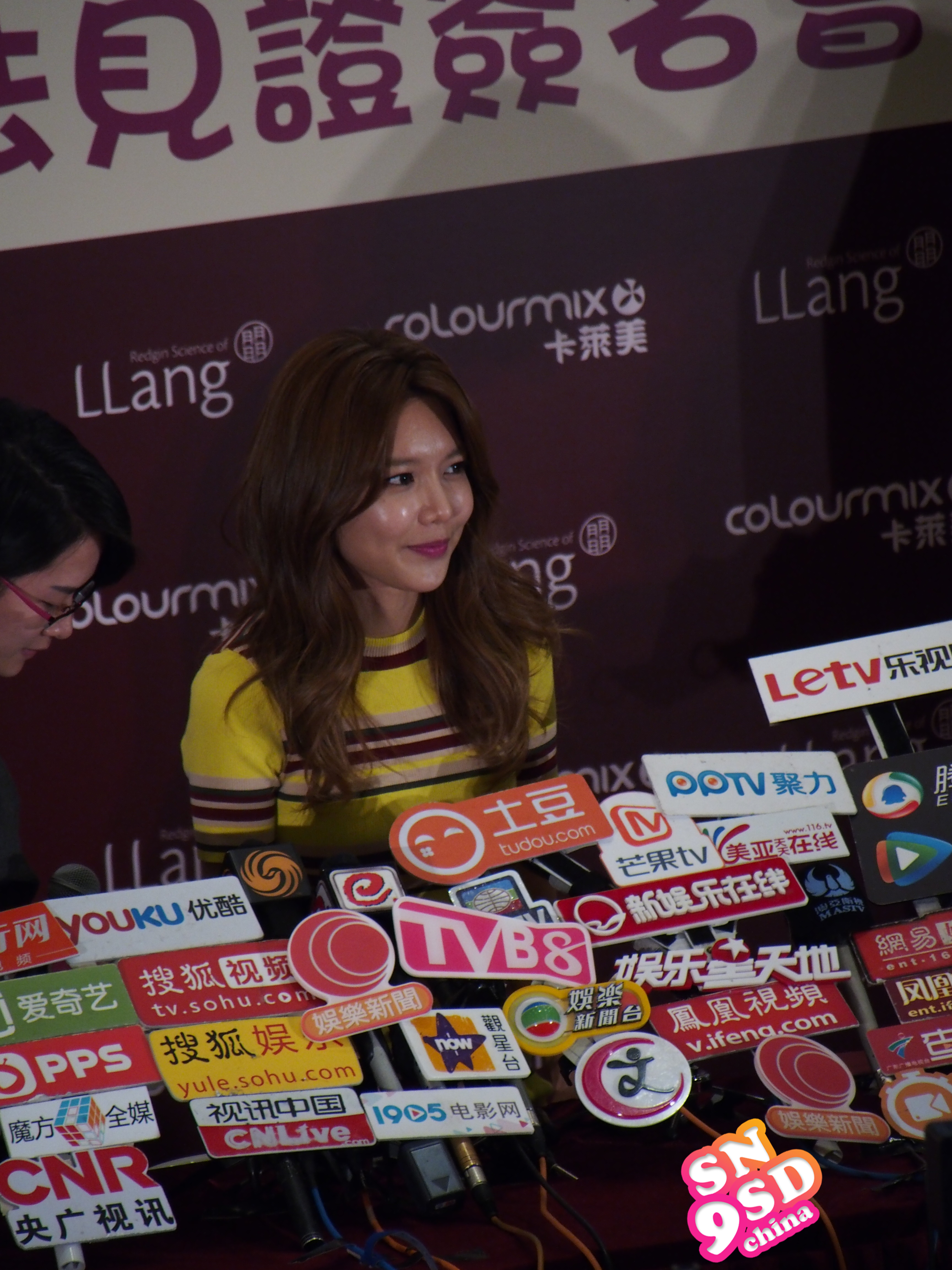 [PIC][04-02-2015]SooYoung xuất phát đi Hồng Kông để tham dự buổi fansign cho thương hiệu mỹ phẩm "LLang" - Page 3 68c95481jw1eoz092y4z2j22o03k0qvb