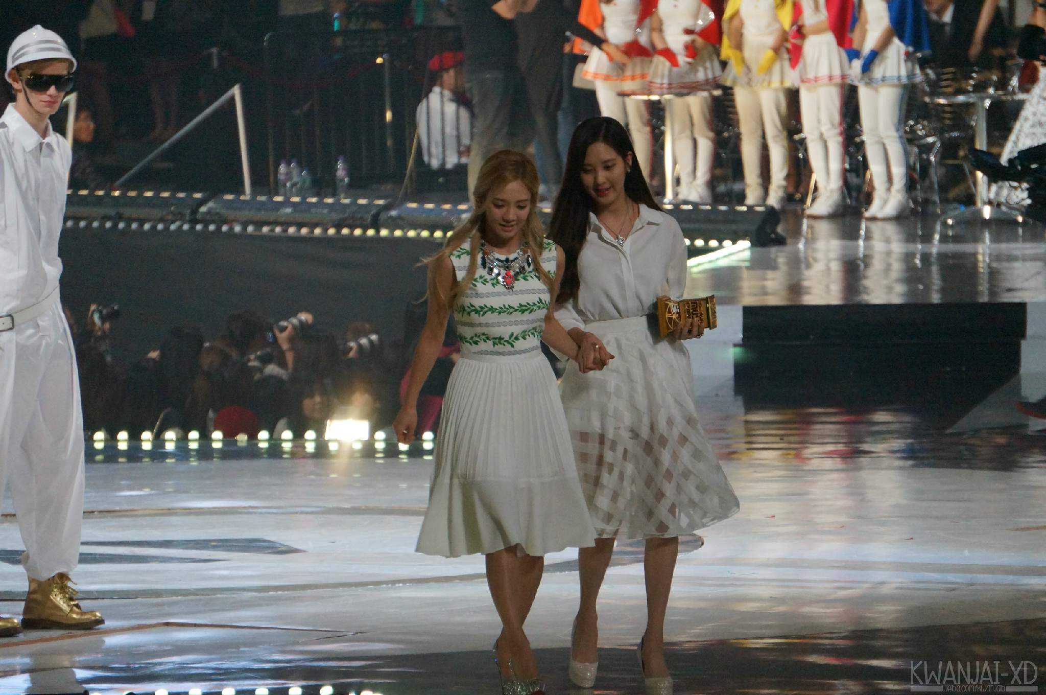 [PIC][22-11-2013]SeoHyun và HyoYeon khởi hành đi Hồng Kông để tham dự "2013 Mnet Asian Music Awards" vào sáng nay - Page 2 6961f7a8gw1eavfkt7ih8j21kw11sgry