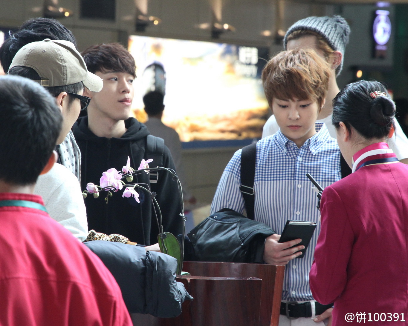 [Fantaken] 101212 EXO M XiuMin @ Guangzhou Baiyun International Airport 69a35d55gw1dzx4jh4ctrj