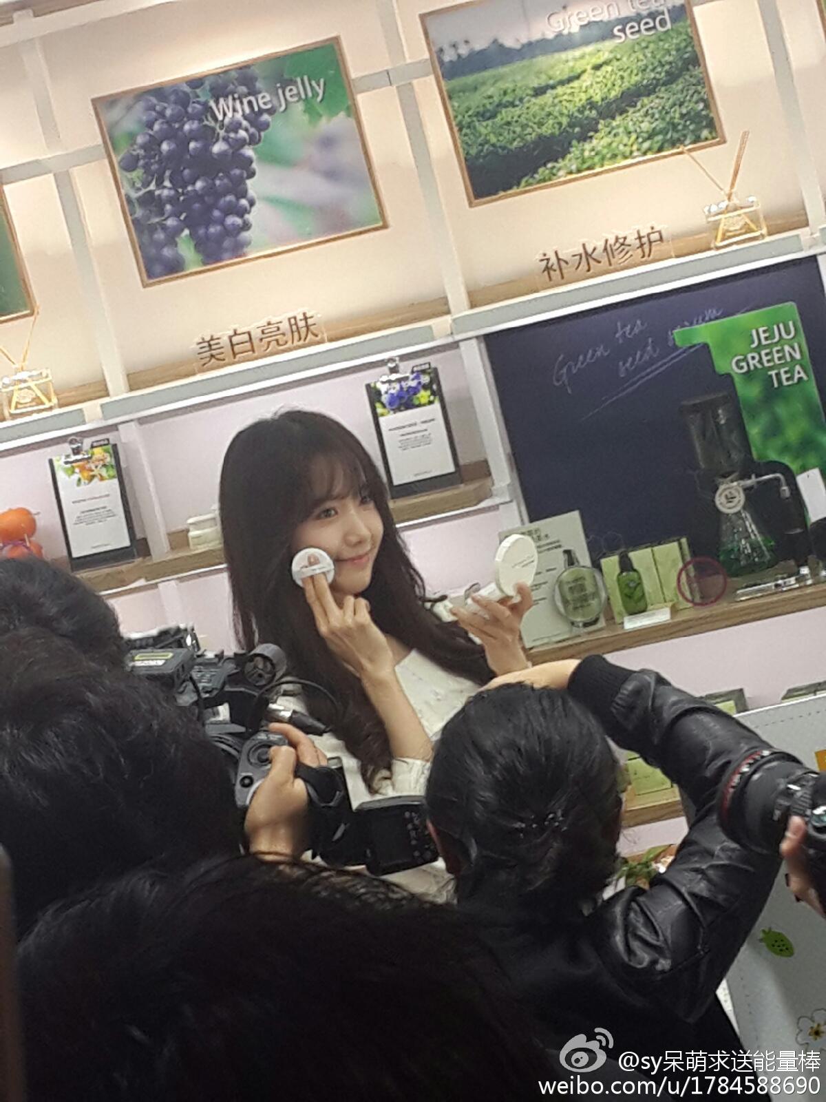 [PIC][15-01-2015]YoonA xuất hiện tại Thượng Hải - Trung Quốc để quảng bá cho sản phẩm mới của thương hiệu "Innisfree" vào trưa nay - Page 2 6a5ea992jw1eoa2zze78xj20xc18gjwg