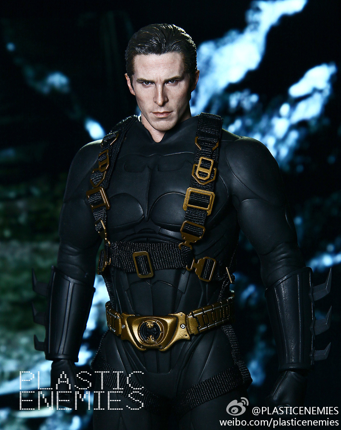 [Hot Toys] Batman Begins: Batman/ Bruce Wayne (2011 Toy Fairs Exclusive)  - Página 9 6a853733gw1dizebijpcgj