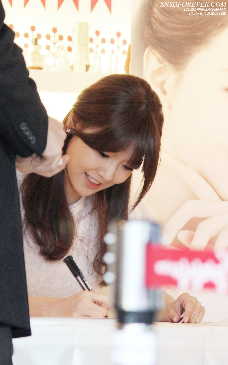 [PIC][01-12-2012]SooYoung xuất hiện tại buổi fansign cho thương hiệu mỹ phẩm "LLang" vào chiều nay 6d513138tw1dzeaz1rdwaj