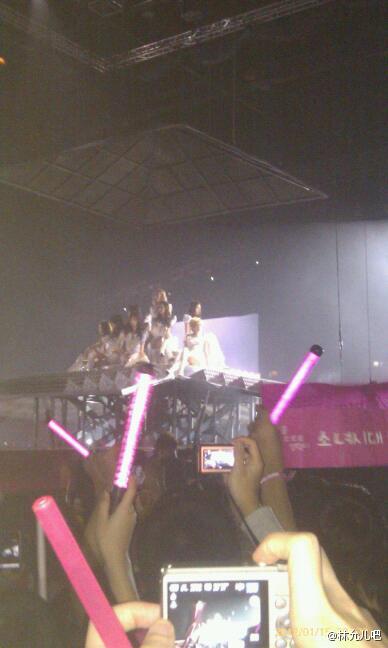 [PREVIEW/FANTAKEN][15-012012][UPDATE] SNSD @ HK Concert! 6d9acbe1jw1dp3dvtz8qmj