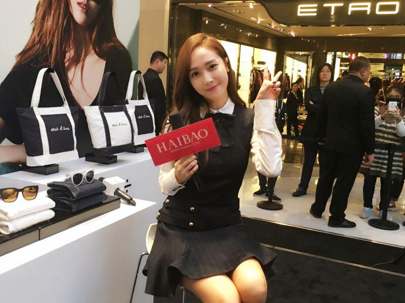 [PIC][28-10-2015]Jessica khởi hành đi Bắc Kinh - Trung Quốc để tham dự sự kiện “BLANC & ECLARE X Puyi” vào sáng nay 710c20a1jw1exgyxj0t43j20m80goqfd