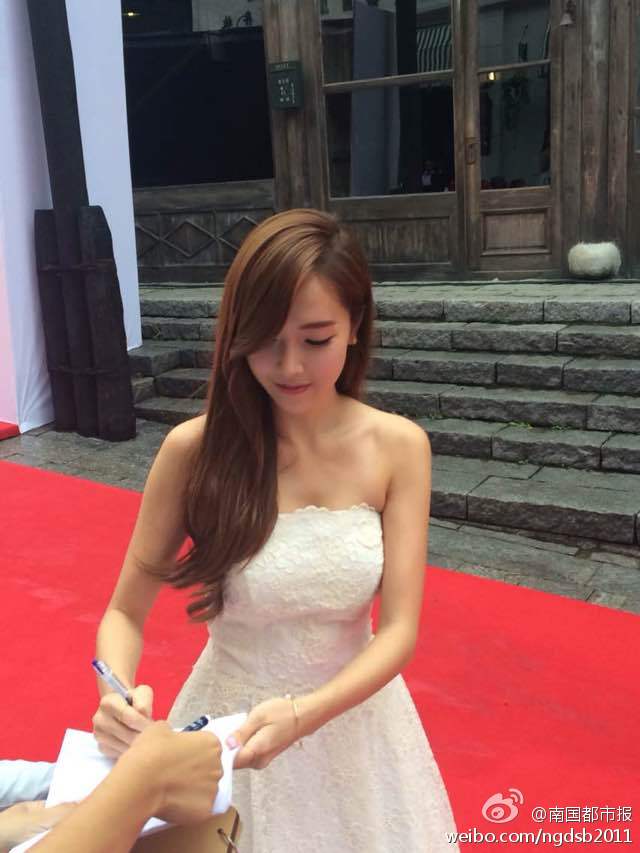 [PIC][23/24/25/26-10-2014]Jessica xuất hiện tại Trung Quốc để tham dự "Stars of 2014 Mission Hills World Celebrity Pro-Am" vào trưa nay 74f38b61gw1elmd5hzeodj20hs0np75c