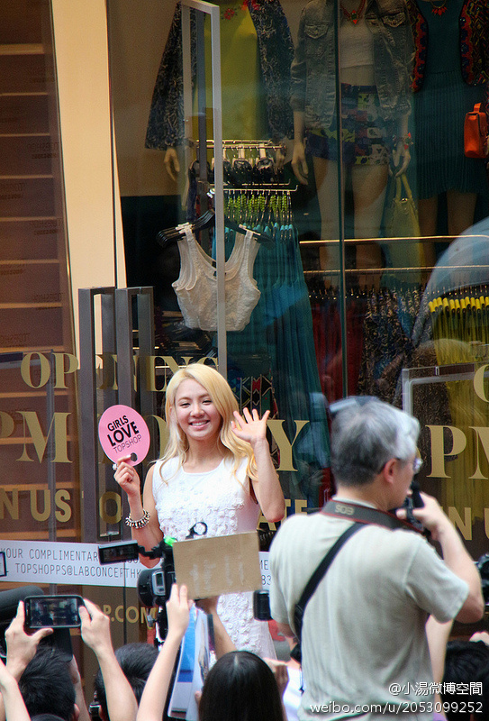 [PIC][06-06-2013]HyoYeon khởi hành đi Hồng Kông để tham dự Lễ khai trương cửa hàng "Topshop" chi nhánh ở Hồng Kông 7a5fcef4gw1e5ft29lfzdj20f30m8tgh