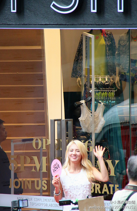 [PIC][06-06-2013]HyoYeon khởi hành đi Hồng Kông để tham dự Lễ khai trương cửa hàng "Topshop" chi nhánh ở Hồng Kông - Page 2 7a5fcef4gw1e5ft49he32j20eg0m8qag