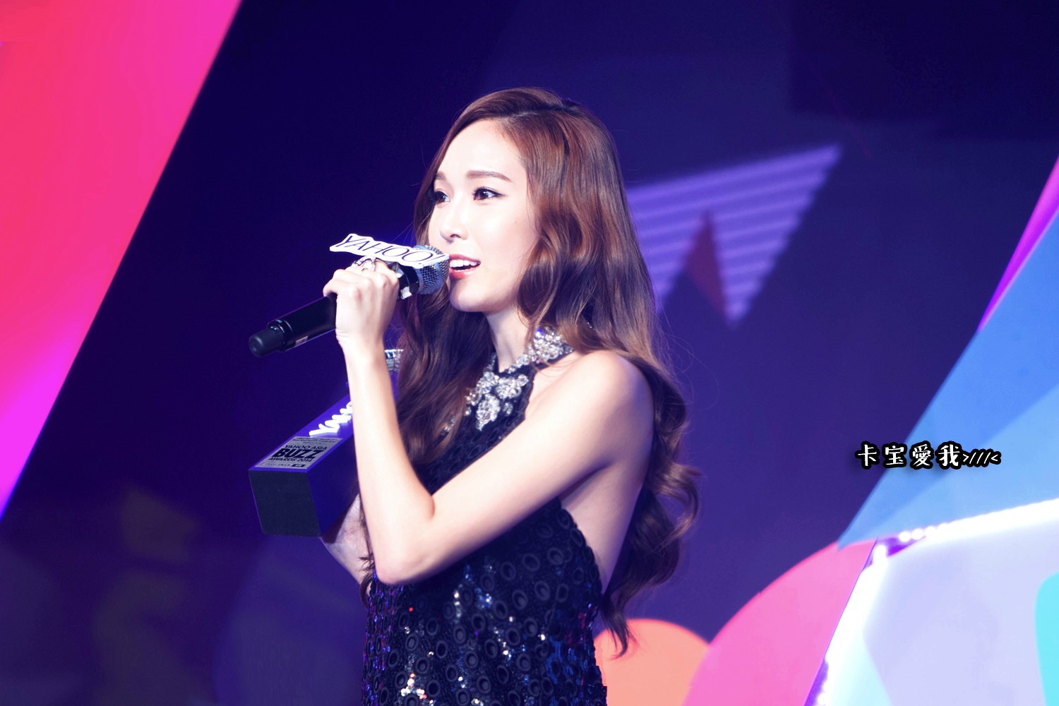 [PIC][07-12-2014]Jessica khởi hành đi Hồng Kông để tham dự "Yahoo Asia Buzz Award 2014" vào sáng nay - Page 2 7a8451c5gw1en5p94ajkqj215o0rsq7w