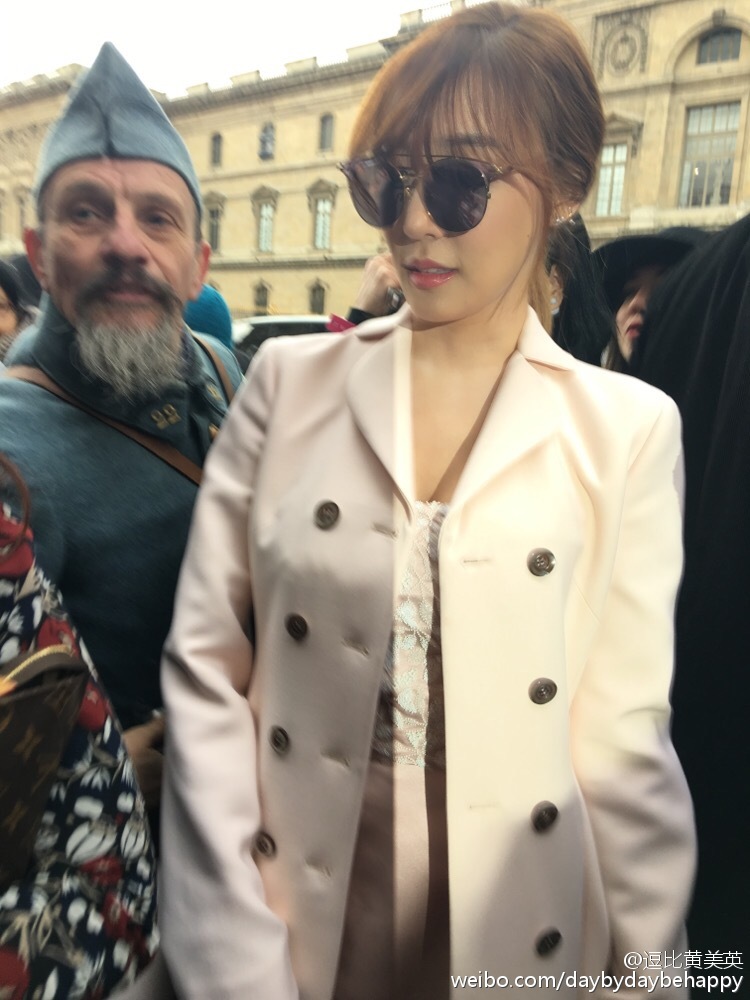 [PIC][03-03-2016]Tiffany khởi hành đi Pháp để tham dự "Paris Fashion Week 2016" vào sáng nay - Page 2 7c216877jw1f1l7ui34j0j20ku0rsq6l