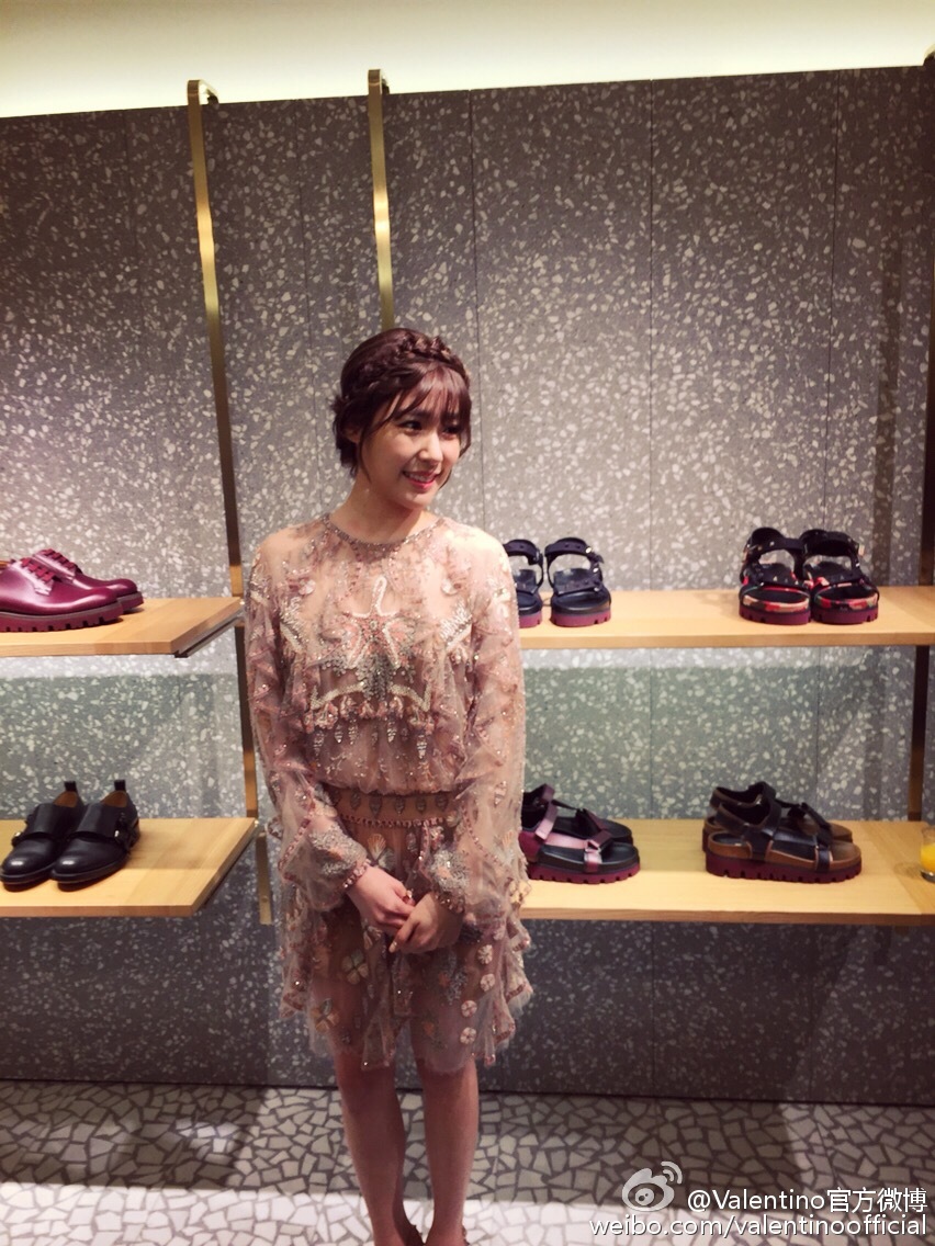 [PIC][04-02-2015]Tiffany khởi hành đi Hồng Kông để tham dự sự kện "Valentino Flagship Grand Opening" vào trưa nay - Page 3 7c26e06bjw1eoyp0iqsv7j20no0vkqat