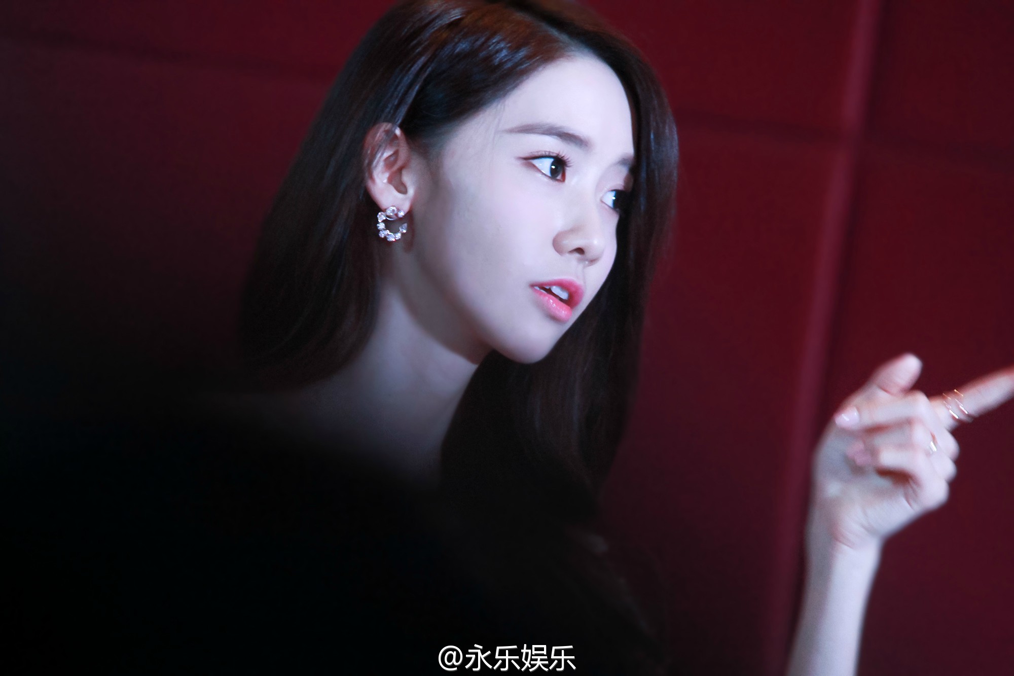 [PIC][15-12-2015]YoonA khởi hành đi Bắc Kinh - Trung Quốc để tham dự buổi họp báo cho MV "Please Contact Me" vào tối nay 7e696a1djw1ez1nnntjd9j21jk111790