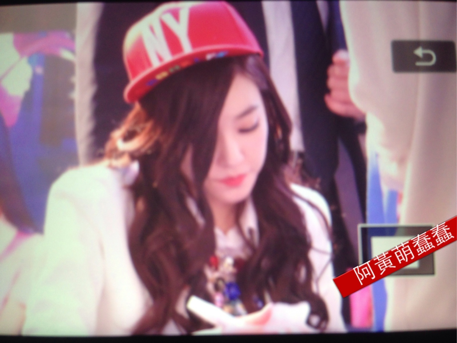 [PIC][14-03-2014]SNSD xuất hiện tại buổi fansign cho "Mr.Mr." vào tối nay  7e80dbecjw1eefkzko5lwj218g0xbgtx