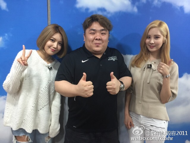 [PIC][08-09-2015]SooYoung và SeoHyun ghi hình cho chương trình "Jiangsu Channel" 7ffaea31jw1evyi09uzp9j20hs0dc0uh