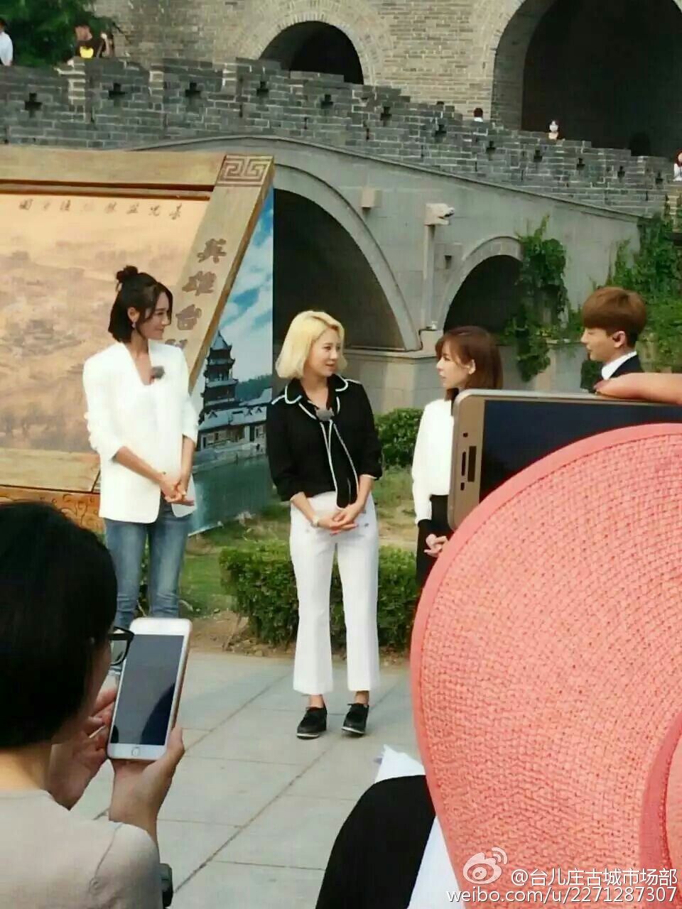 [PIC][23-05-2016]Sunny và HyoYeon khởi hành đi Trung Quốc để ghi hình cho chương trình '스타강림/Star Descent' vào tối nay 8761180bjw1f46jzlz0hlj20qo0zkq7x