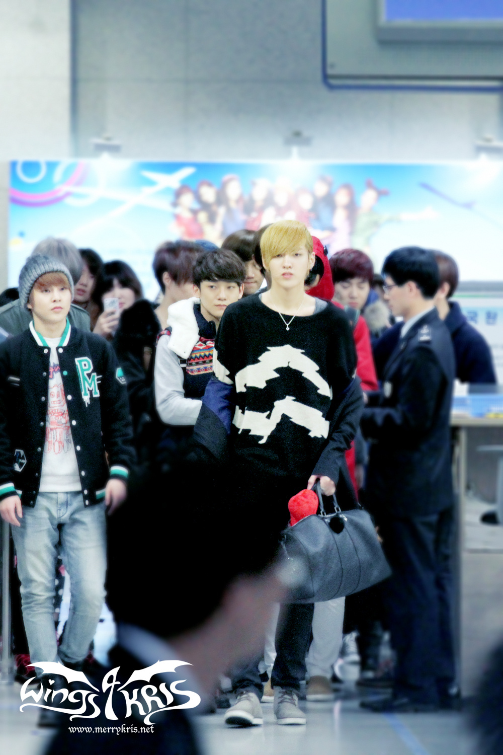 [Fantaken]  011212 EXO M Xiumin @ HongKong + Incheon Airport  98d2115agw1dzi0ntlaxjj