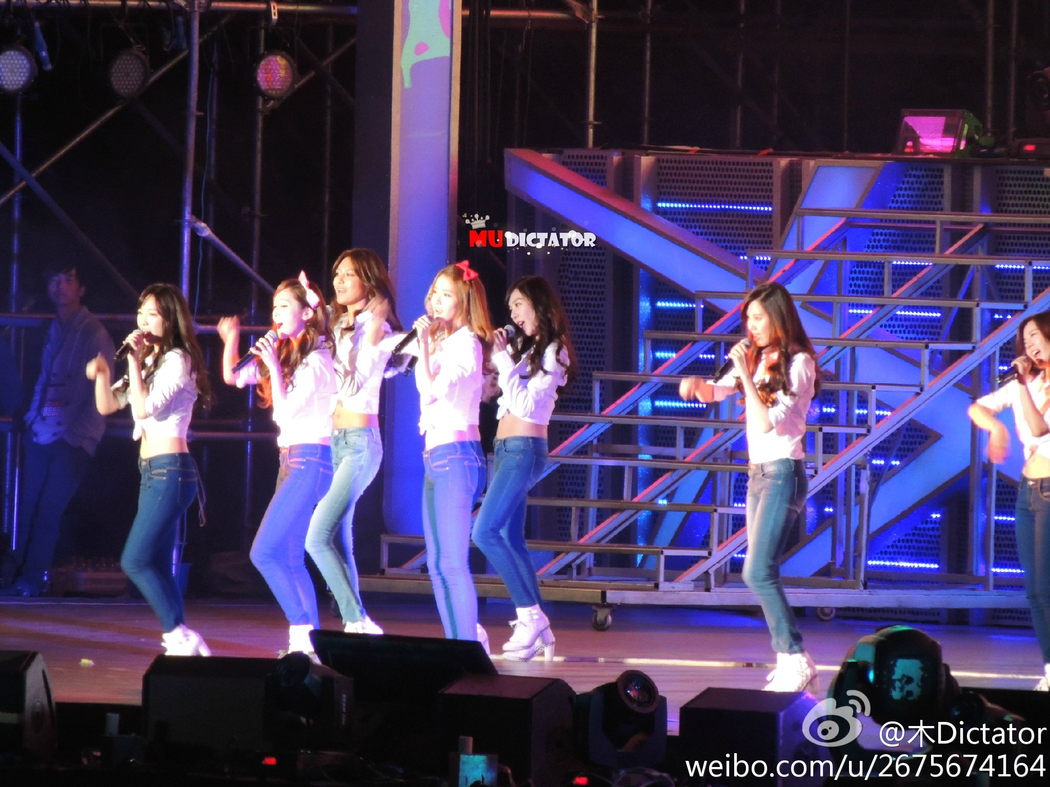 [PIC][18-10-2013]SNSD khởi hành đi Bắc Kinh để tham gia "SMTOWN Live World Tour III in Beijing" vào chiều nay - Page 4 9f7b8c34jw1e9reaohqwwj21kw16o7h5