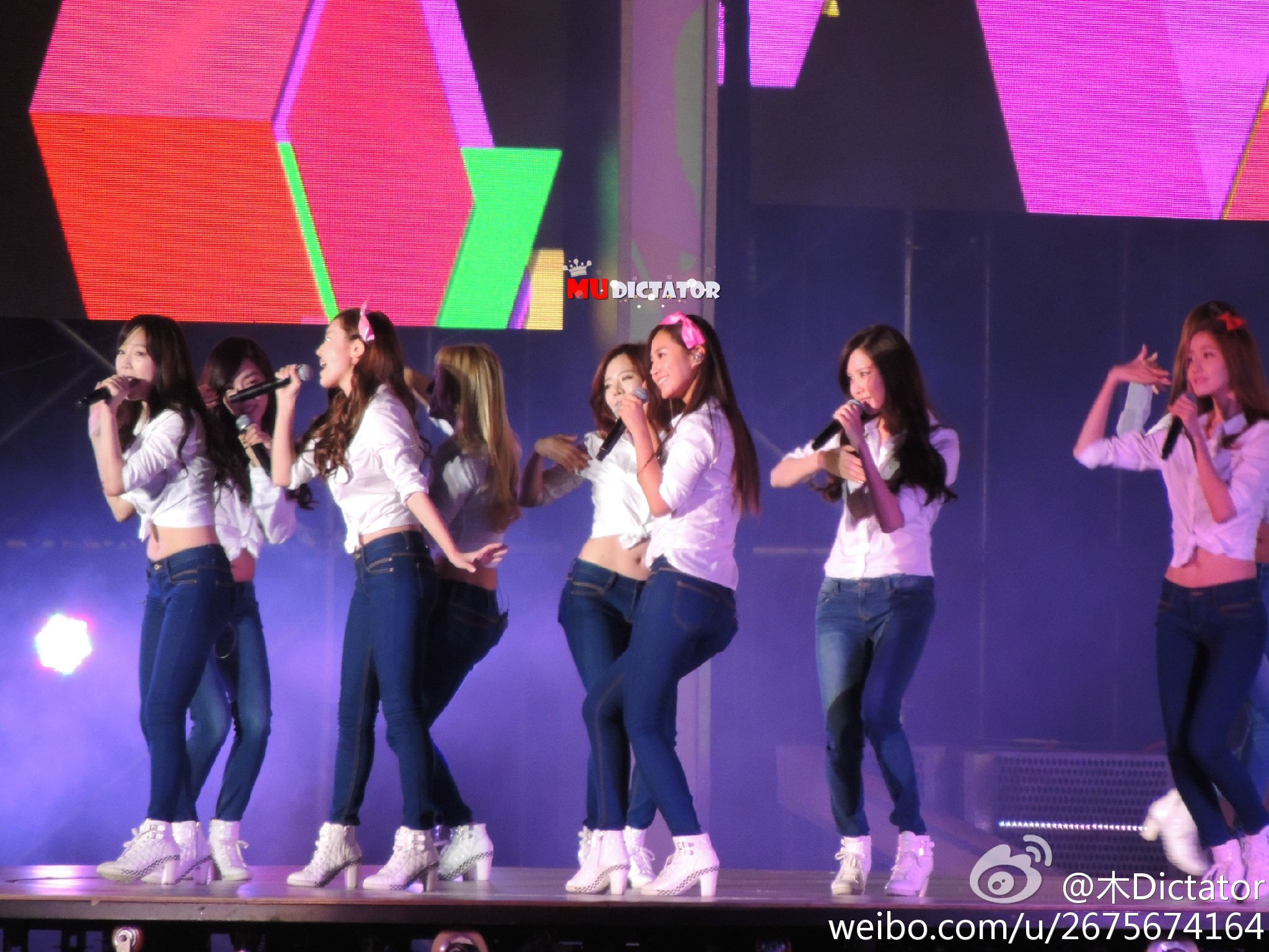 [PIC][18-10-2013]SNSD khởi hành đi Bắc Kinh để tham gia "SMTOWN Live World Tour III in Beijing" vào chiều nay - Page 4 9f7b8c34jw1e9rebog3fjj21kw16owsm