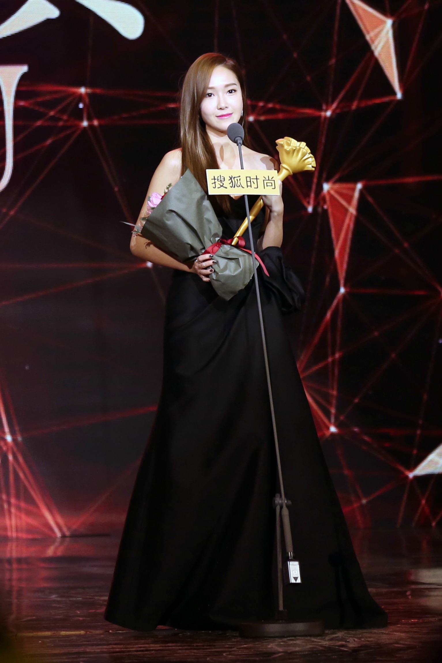 [PIC][23-12-2014]Jessica khởi hành đi Bắc Kinh để tham dự "Sohu Fashion Awards" vào sáng nay A193a649gw1enmcn5ptmtj216l1rvtjs