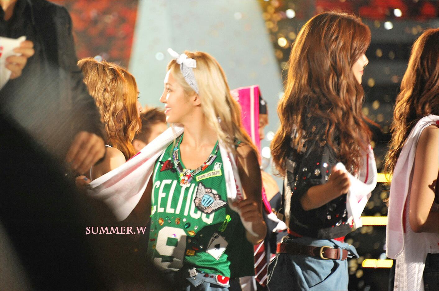 [PIC][01-09-2013]Hình ảnh mới nhất từ "Incheon Korean Music Wave 2013" của SNSD và MC YulTi vào tối nay - Page 2 A2be6f0ejw1e87yg018pnj21390q3aeq