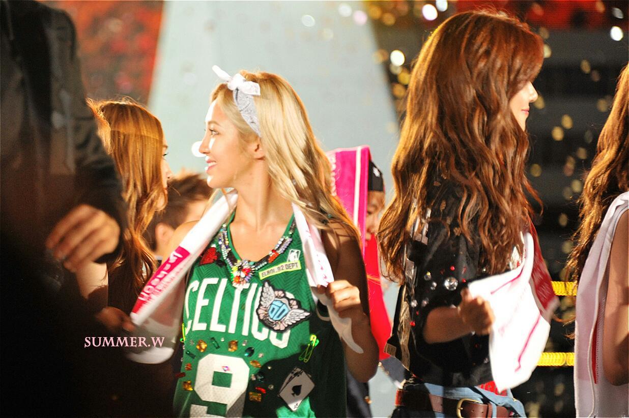 [PIC][01-09-2013]Hình ảnh mới nhất từ "Incheon Korean Music Wave 2013" của SNSD và MC YulTi vào tối nay - Page 2 A2be6f0ejw1e87yg1pexkj20yc0mudjp