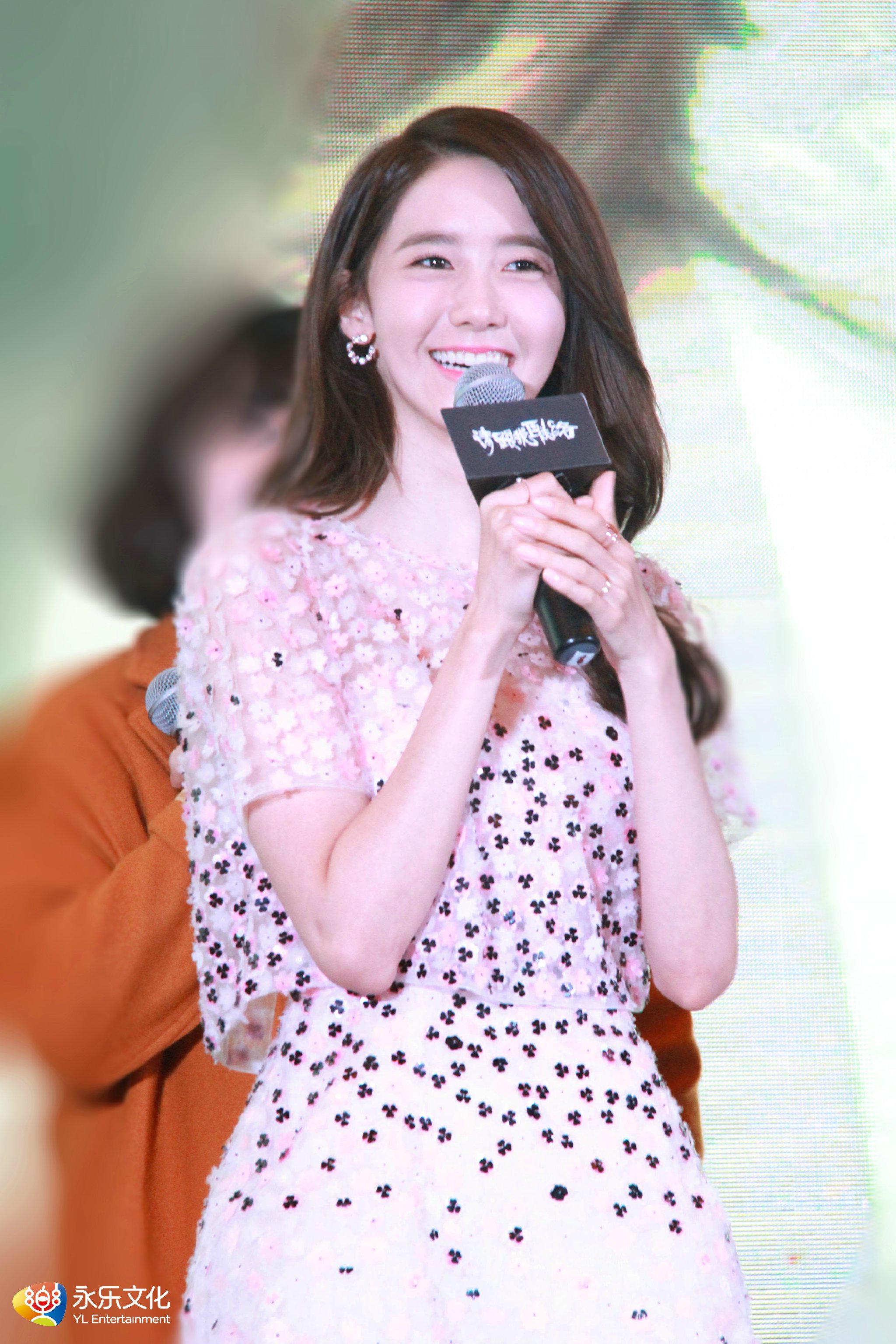 [PIC][15-12-2015]YoonA khởi hành đi Bắc Kinh - Trung Quốc để tham dự buổi họp báo cho MV "Please Contact Me" vào tối nay A52b363djw1ez1owkl4fhj21kw2db1bh