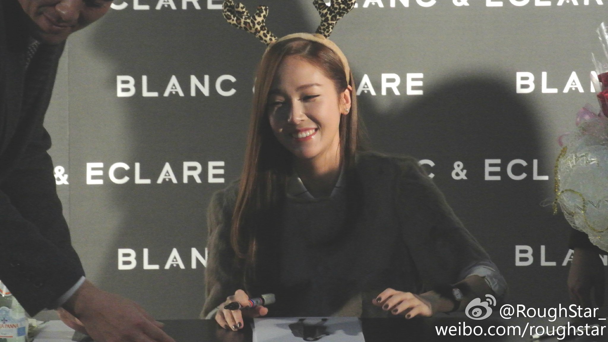 [PIC][22-12-2014]Jessica tham dự buổi fansign cho "BLANC&ECLARE" chi nhánh Seoul, Hàn Quốc vào chiều nay A75aa07ajw1enn53ghs6tj21kw0w07bj