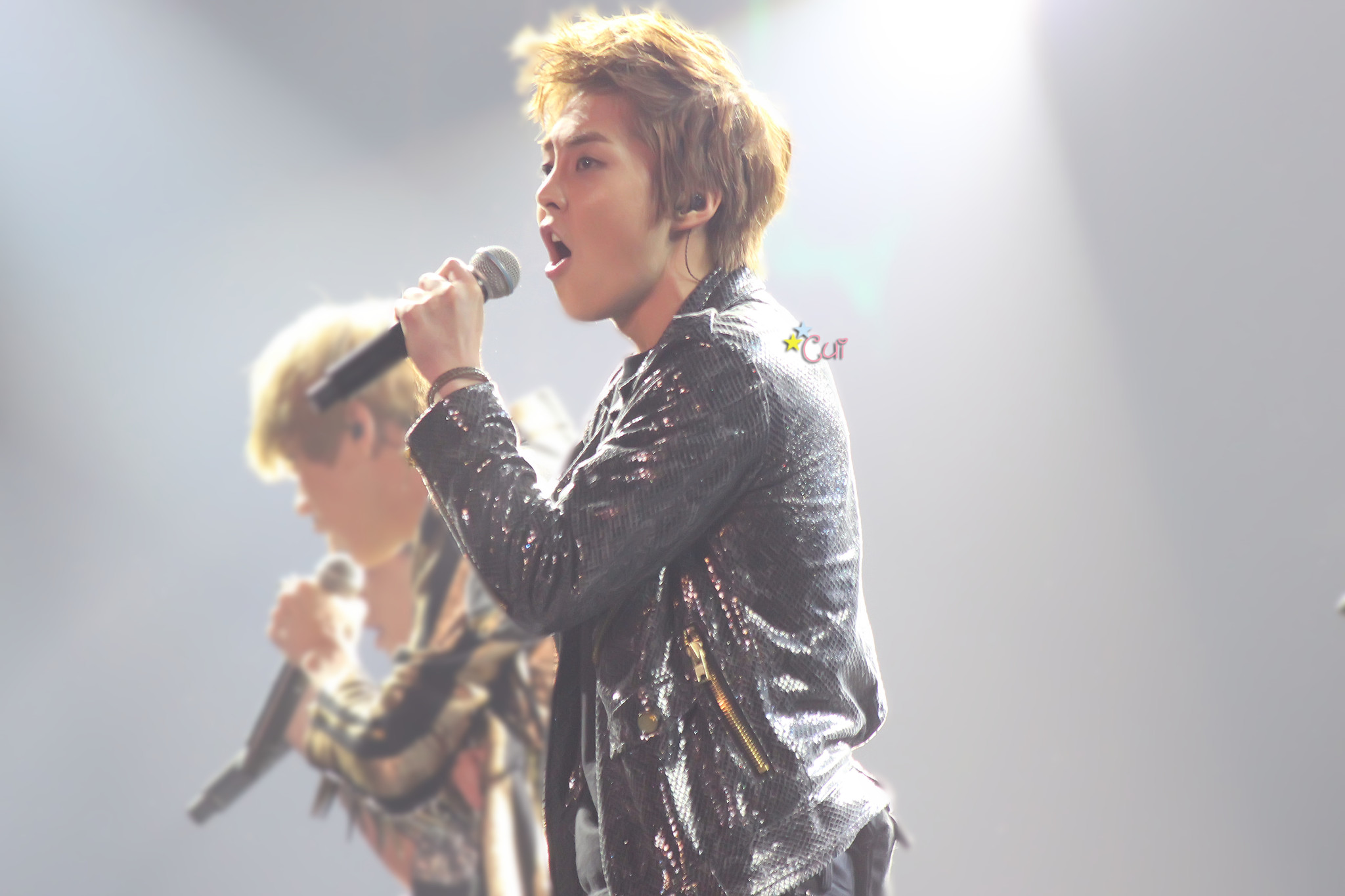 [Fantaken] 091212 EXO M XiuMin @ Chongqing Irreplaceable Concert  A76dd95egw1dzpuzfsw9kj