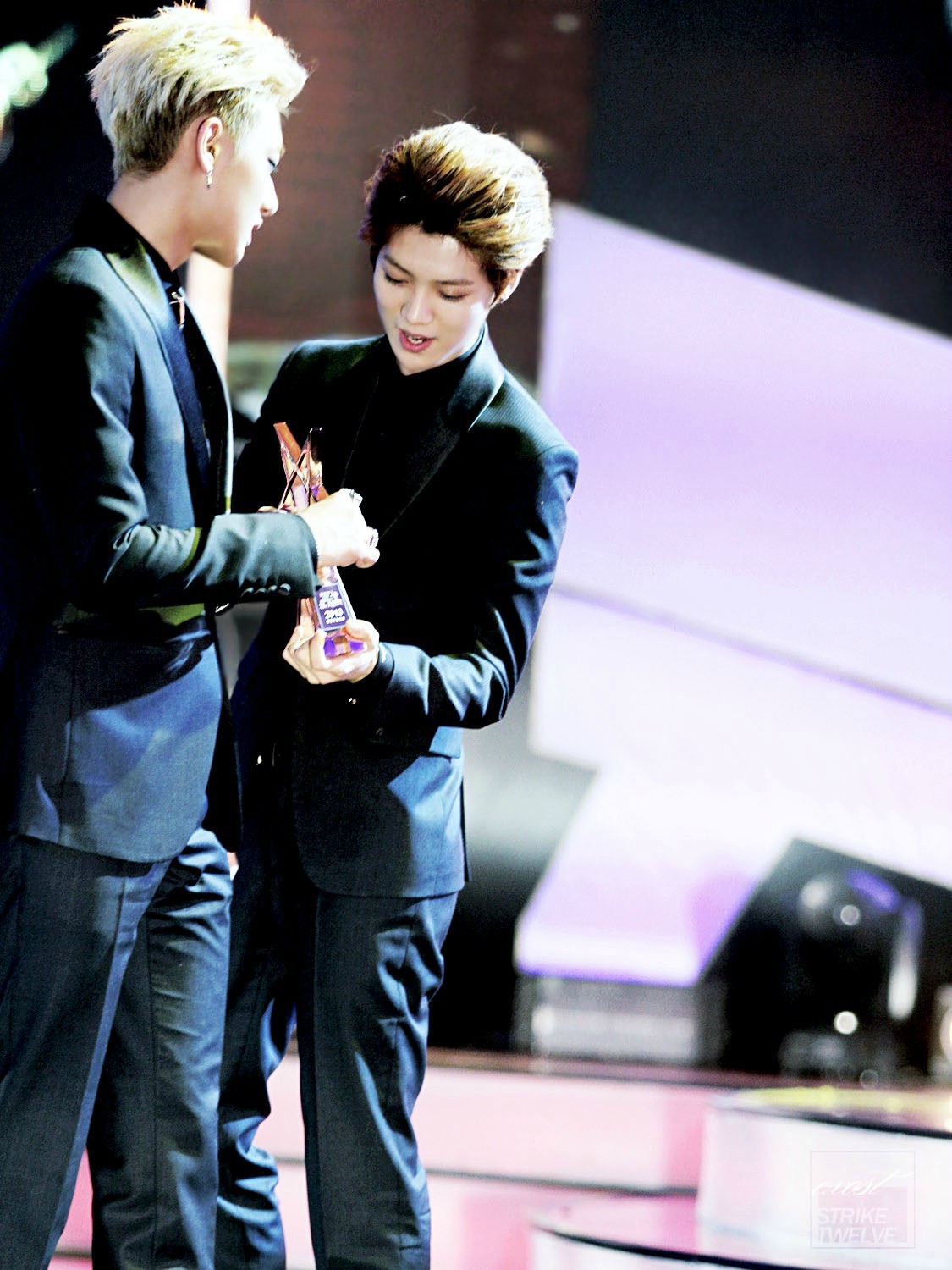 [FANTAKEN] 131206 The 6th Top Chinese Music Billboard Awards [35P]  A88b196dtw1ebaezzkk8cj20v915ojym