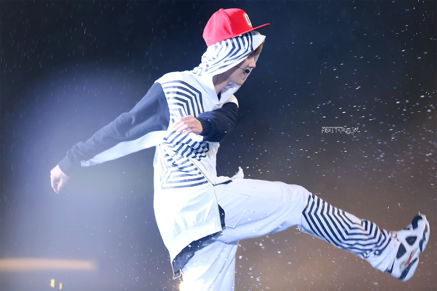 [FANTAKEN] 140628 EXO Concert "The Lost Planet" in Chongqing [105P] A95aabdfgw1ehub8e589oj215o0rs7a4