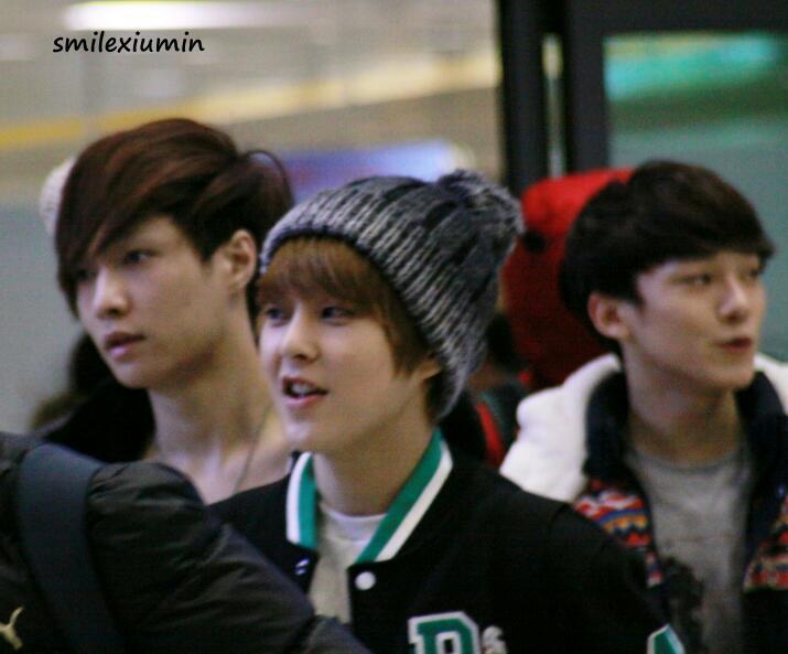 [Fantaken]  011212 EXO M Xiumin @ HongKong + Incheon Airport  Aaada9c0jw1e061j444vkj