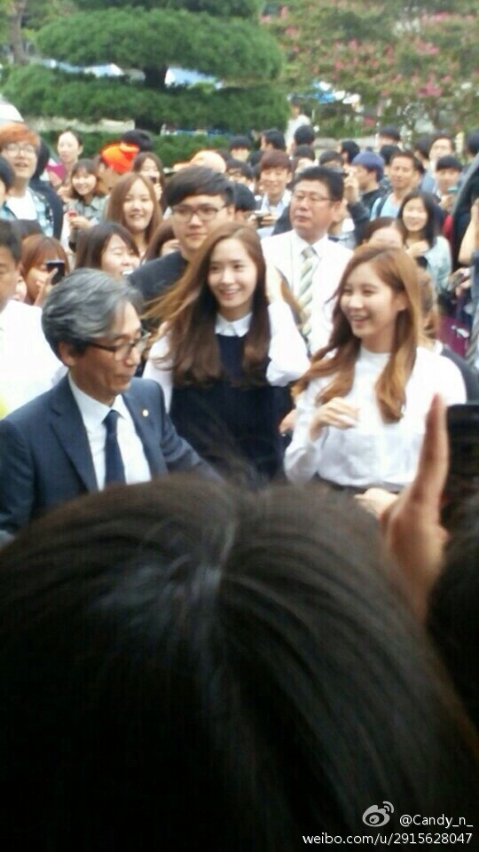 [PIC][17-09-2014]YoonA và SeoHyun tham dự Lễ bổ nhiệm Đại sứ cho trường ĐH Dongguk vào trưa nay Adc8f40fjw1ekfabnbcsxj20f00qotbl