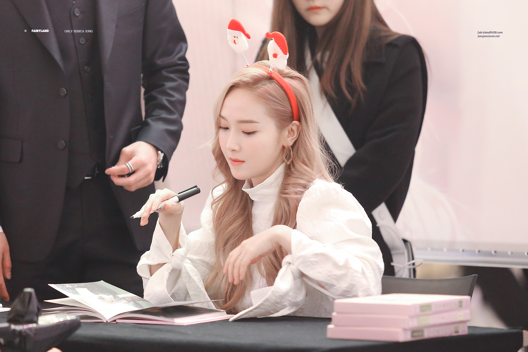 [PIC][14-12-2016]Jessica tham dự buổi Fansign cho “WONDERLAND” vào tối nay Bb8cd55cgw1farsclihsyj21e00xckjl