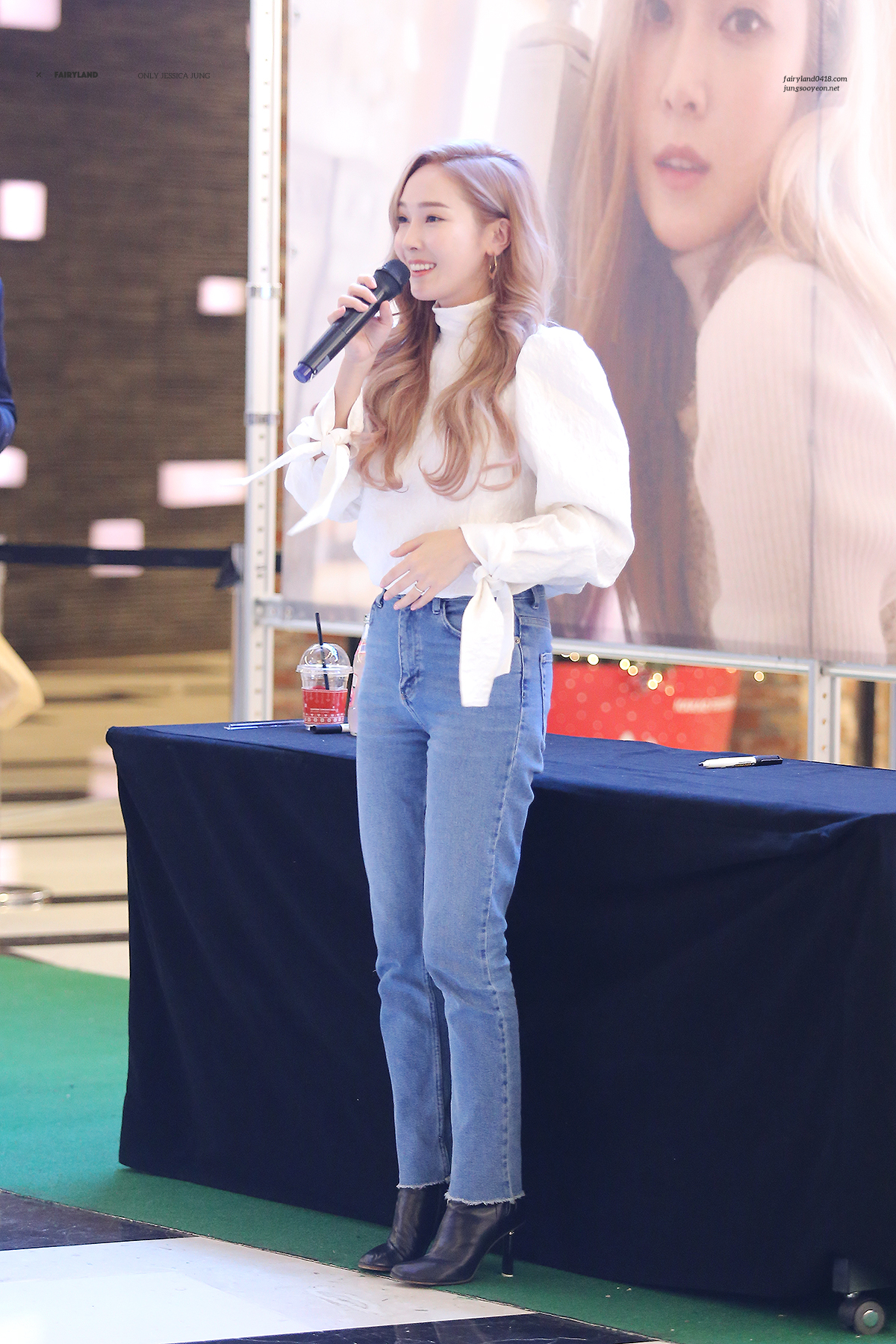 [PIC][14-12-2016]Jessica tham dự buổi Fansign cho “WONDERLAND” vào tối nay Bb8cd55cgw1farsd4r8l4j20xc1e0kjl