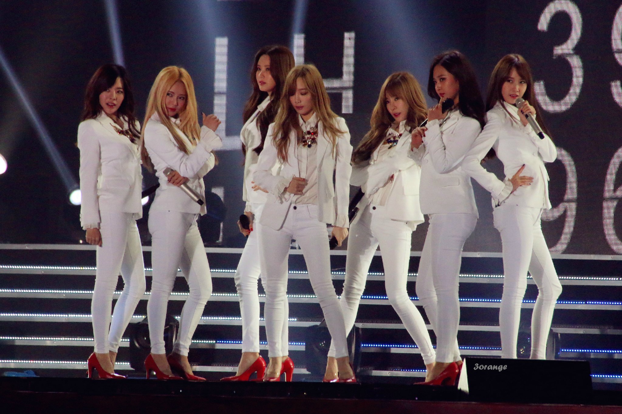 [PIC][24-10-2014]SNSD khởi hành đi Trung Quốc để biểu diễn tại "MBC Korean Music Wave in Beijing 2014" vào chiều nay - Page 2 Bcf09ebbtw1elq1qqde1rj21kw11wgy7