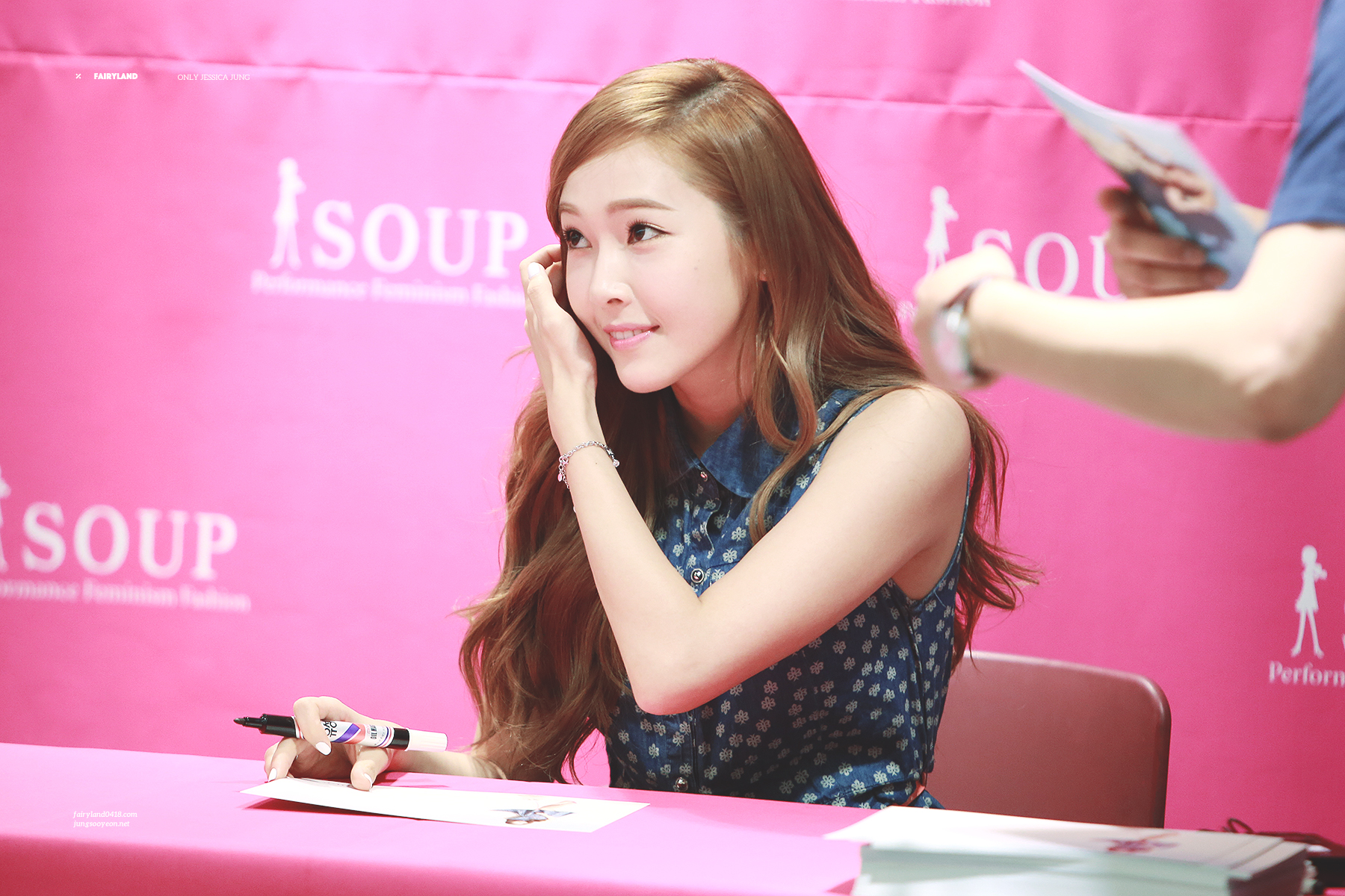 [PIC][14-06-2014]Jessica tham dự buổi fansign lần 2 cho thương hiệu "SOUP" vào trưa nay - Page 2 Be21ec30gw1f9udyu2d73j21e00xckjl