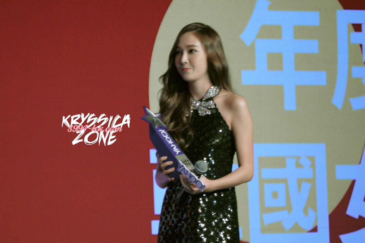 [PIC][07-12-2014]Jessica khởi hành đi Hồng Kông để tham dự "Yahoo Asia Buzz Award 2014" vào sáng nay - Page 3 Bf2d819djw1encyy51owbj215o0rswlz