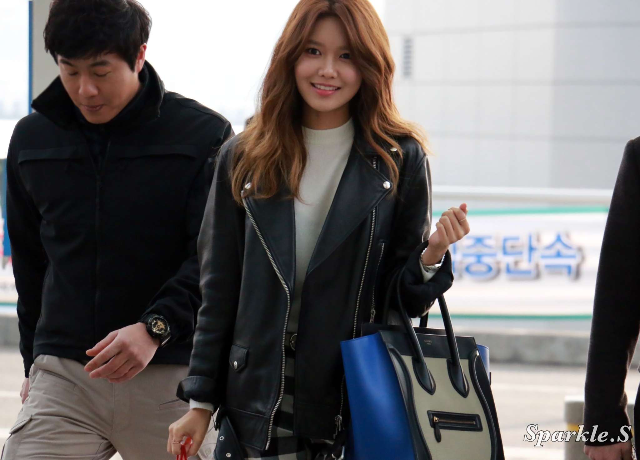 [PIC][04-02-2015]SooYoung xuất phát đi Hồng Kông để tham dự buổi fansign cho thương hiệu mỹ phẩm "LLang" - Page 6 D3ed1f09jw1epsdurupttj21kw14ywsb