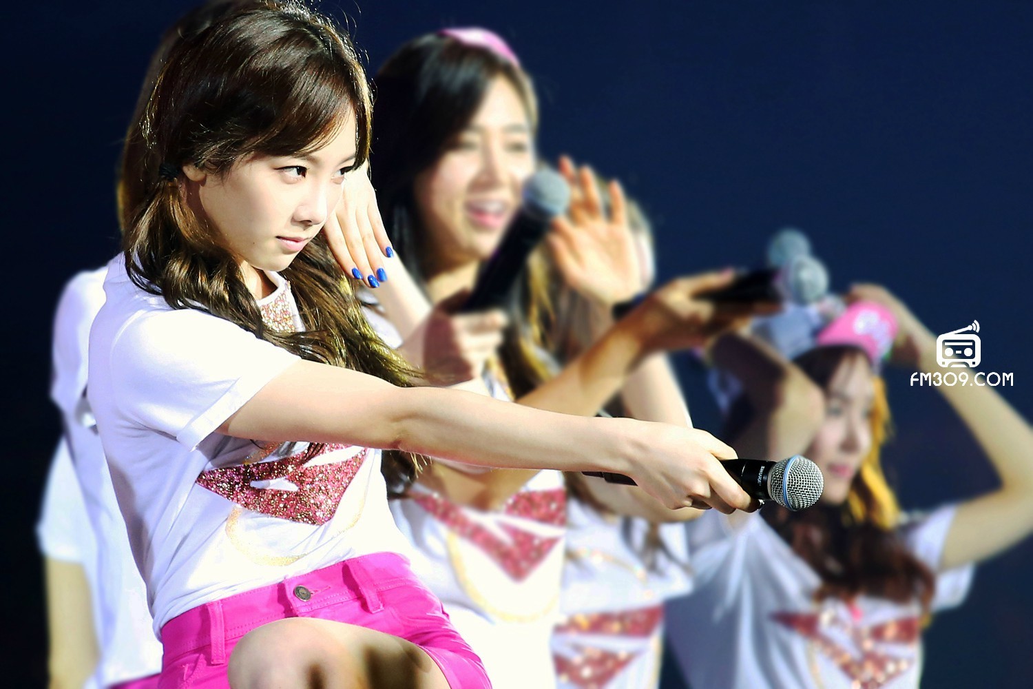 [PIC][08/09/10-11-2013]Hình ảnh mới nhất từ "2013 Girls' Generation's World Tour – Girls & Peace in HongKong" của SNSD (P2) - Page 16 E5850572gw1ean9aacbecj215o0rsdmc