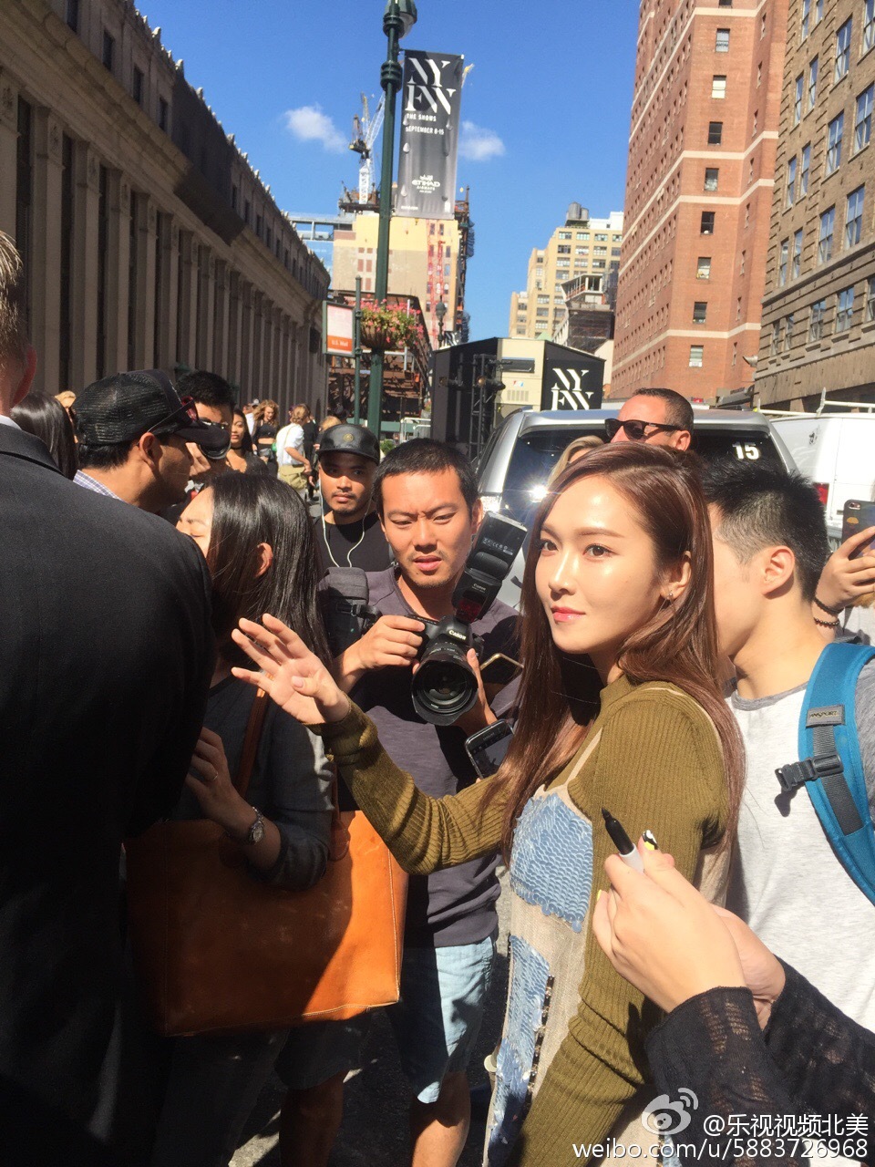 [PIC][13-09-2016]Jessica tham dự "New York Fashion Week 2017 - VERA WANG Show" vào hôm nay 006qbwa4gw1f7sd0cxa4wj30qo0zktjw