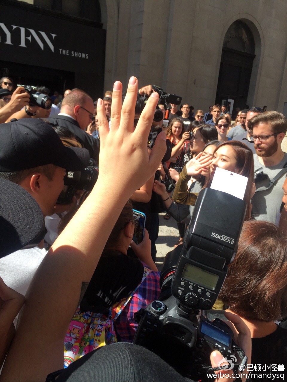 [PIC][13-09-2016]Jessica tham dự "New York Fashion Week 2017 - VERA WANG Show" vào hôm nay 678a558bgw1f7sd2nb7w2j20qo0zkk0h