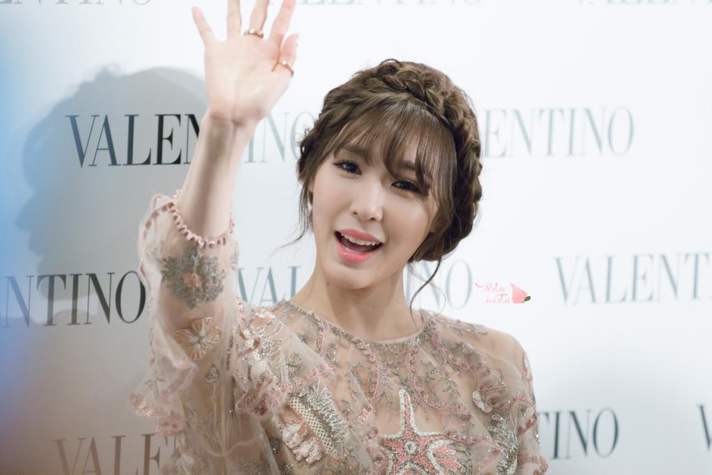 [PIC][04-02-2015]Tiffany khởi hành đi Hồng Kông để tham dự sự kện "Valentino Flagship Grand Opening" vào trưa nay - Page 6 91026876gw1es0iq2p6glj20sf0iydh8