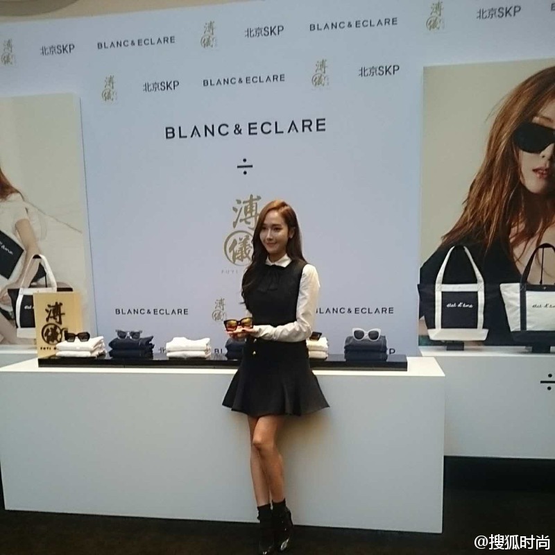 [PIC][28-10-2015]Jessica khởi hành đi Bắc Kinh - Trung Quốc để tham dự sự kiện “BLANC & ECLARE X Puyi” vào sáng nay Bd8f95cdjw1exh1n6m6t6j20m80m8mzi