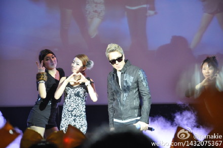 [7.1.12][Pics] Andy Beijing Fanmeet 555bbc67jw1dou940hdsnj