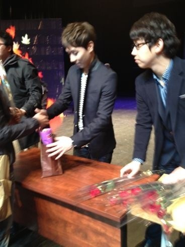 [18.2.12][Pics] Andy @ Shanghai Fanmeet + Handshake 71b9cfc0jw1dq6j0zcyhxj