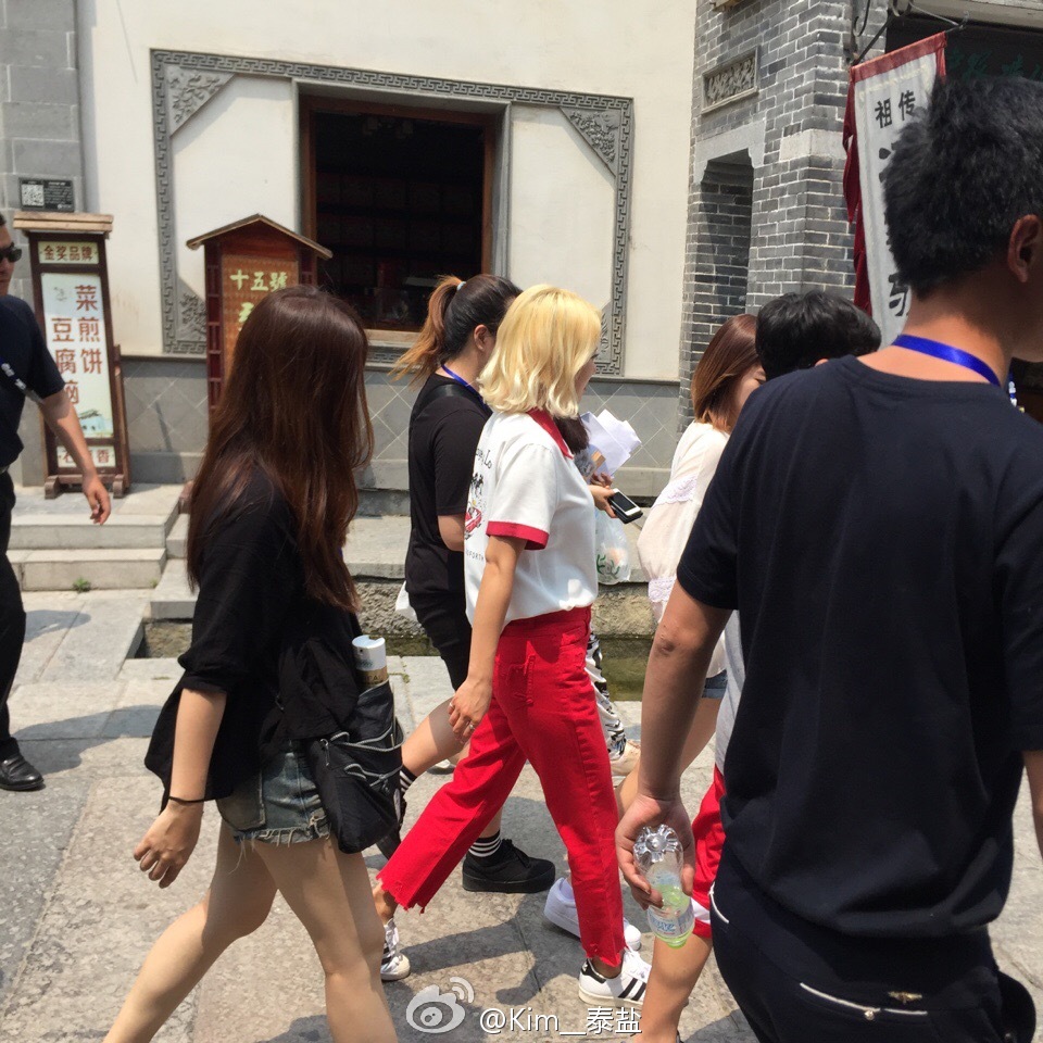 [PIC][23-05-2016]Sunny và HyoYeon khởi hành đi Trung Quốc để ghi hình cho chương trình '스타강림/Star Descent' vào tối nay 005A4RWjjw1f47un13adaj30qo0qon4e