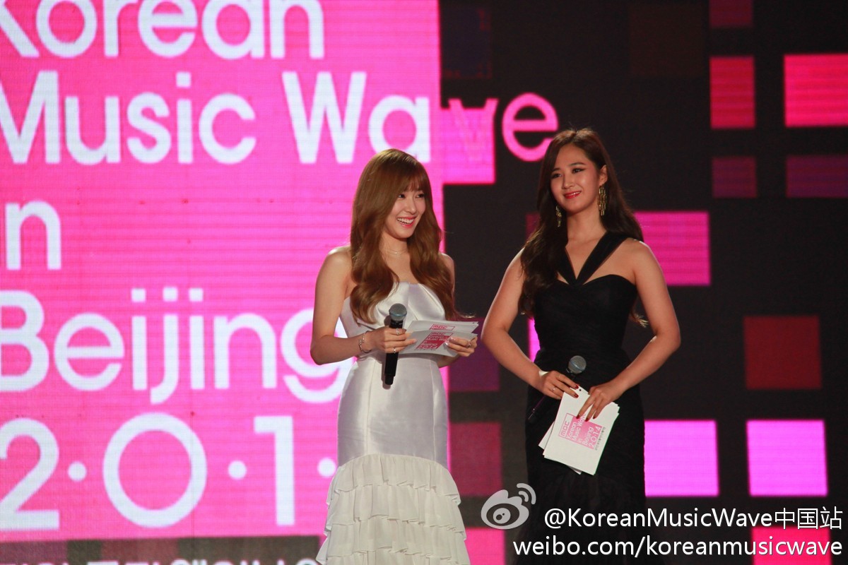 [PIC][24-10-2014]SNSD khởi hành đi Trung Quốc để biểu diễn tại "MBC Korean Music Wave in Beijing 2014" vào chiều nay - Page 2 005EU3jnjw1elpqz5v1m3j30xc0m8tdt