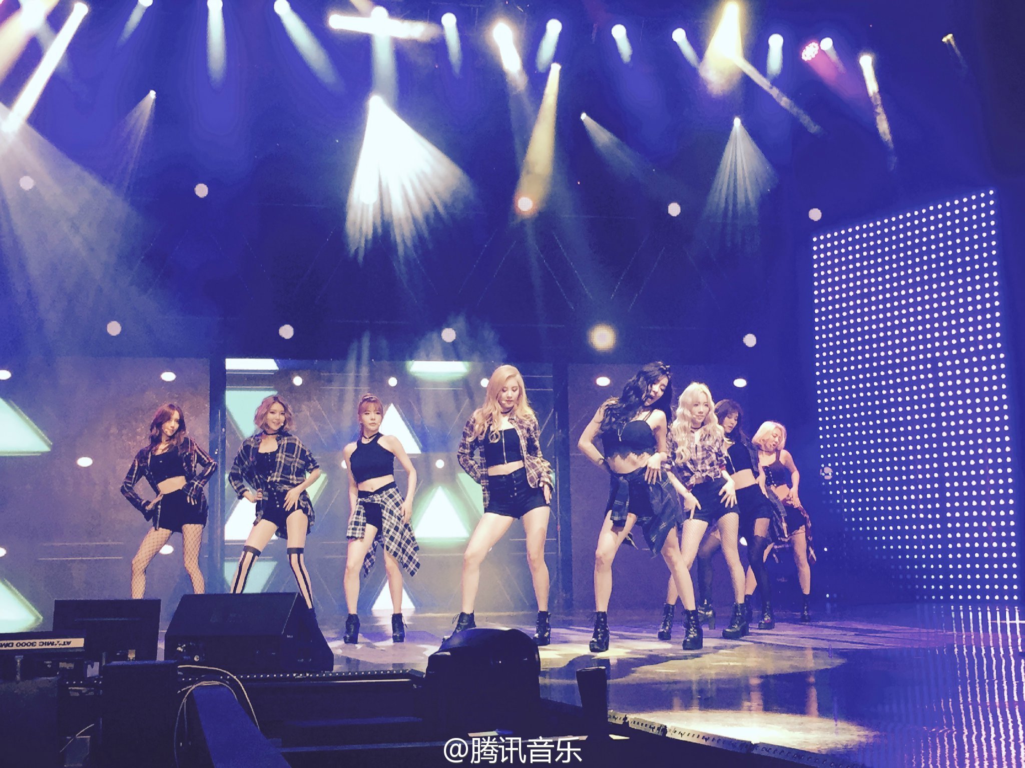 [PIC][31-08-2015]SNSD ghi hình cho chương trình “Arirang Simply K-Pop" và tham dự "Tencent Kpop Concert" tại Children's Grand Park WAPOP Hall vào hôm nay 005IsF4ojw1evm3xnuq92j31kw16oanz